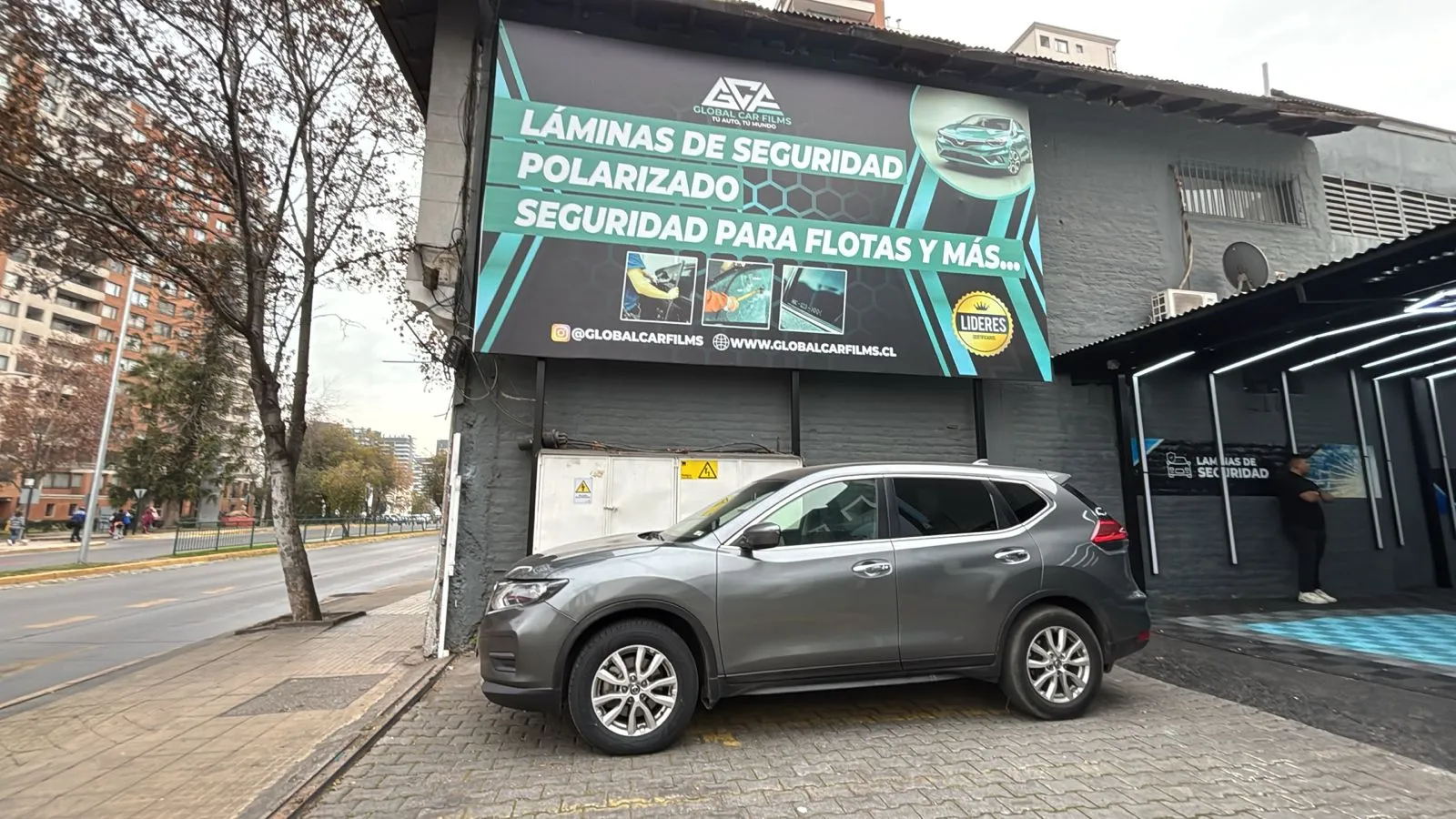 Instalación de tintado en ventanas laterales, Ñuñoa